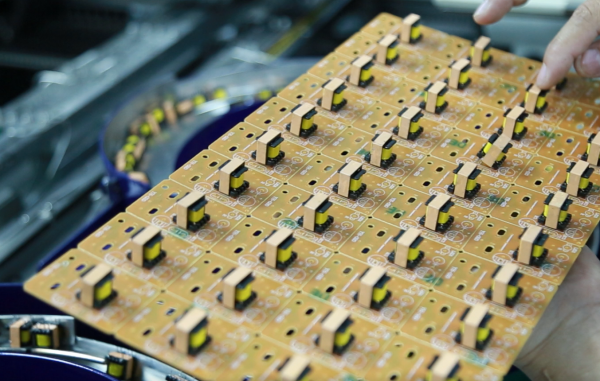 異形插件機(jī)對(duì)生產(chǎn)PCB電路板有著不可替代的重要性