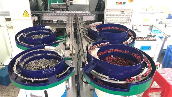 傳統(tǒng)電子廠使用插件機(jī)后產(chǎn)量和品質(zhì)得到了一個(gè)質(zhì)的提升