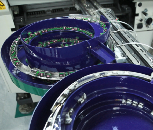 炬鼎貼插技術(shù)員談插件機震動盤：從原理到應(yīng)用