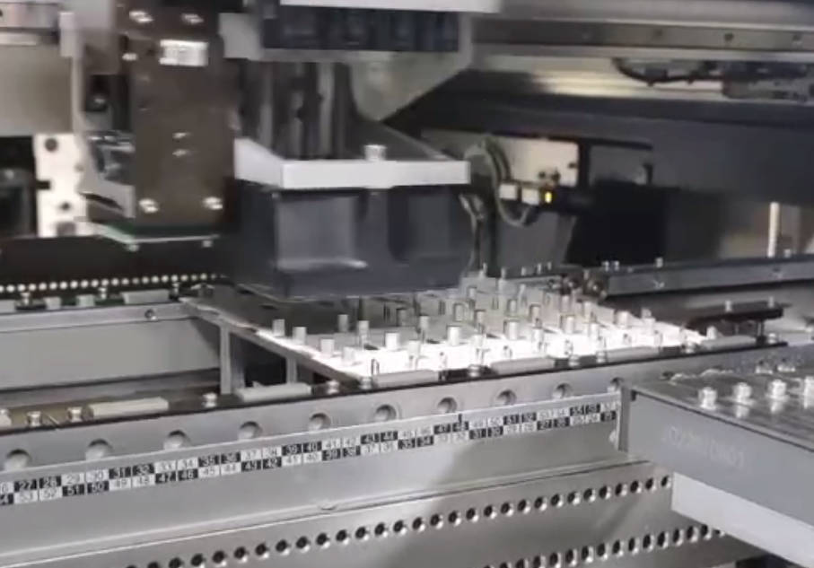 電源適配器插件機(jī)提升電子廠生產(chǎn)效率的高端設(shè)備