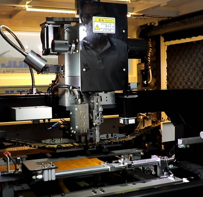 插件機：充電器生產效率的加速器