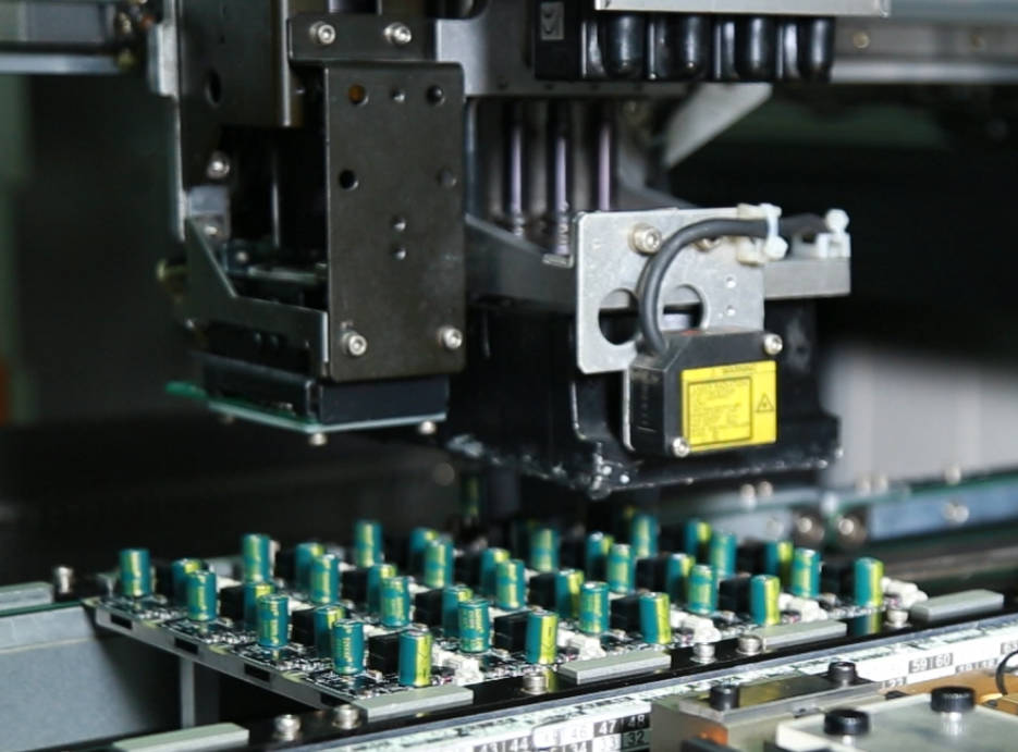 多功能自動插件機：適應各種行業產品生產的全能助手